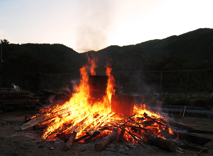 『日本最大の創作縄文土器』の野焼き