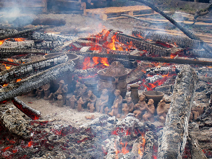 「2010秋の縄文野焼き祭り」にて焼き上がった作品